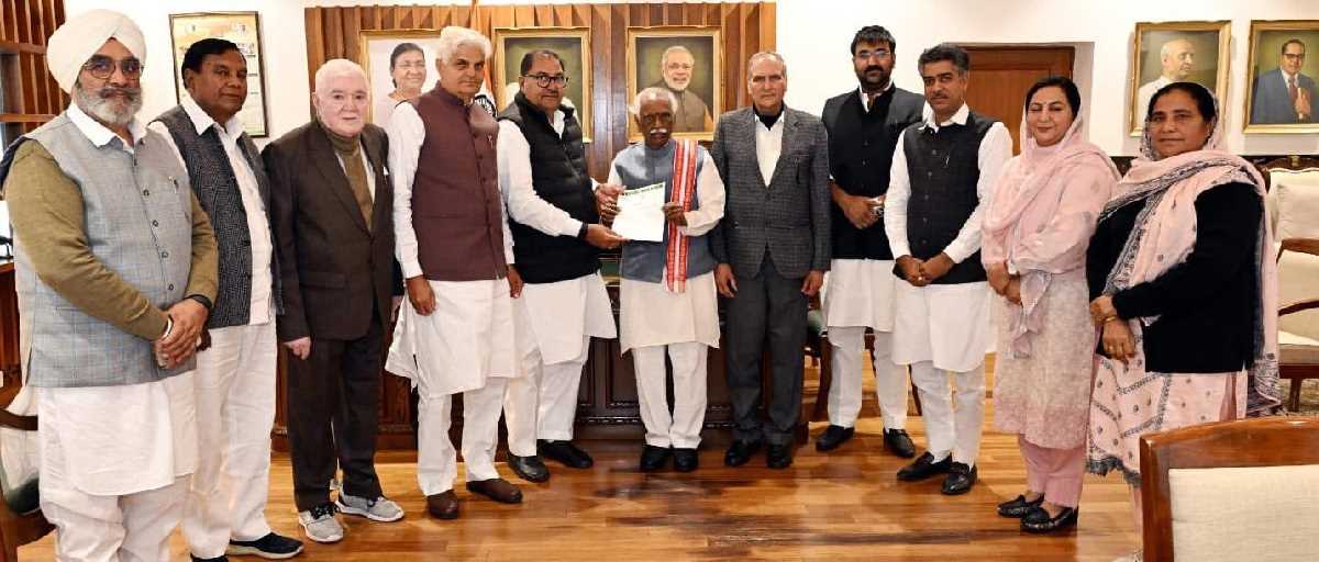 किसानों की मांगें पूरी करने काे लेकर इनेलो ने राज्यपाल को दिया ज्ञापन